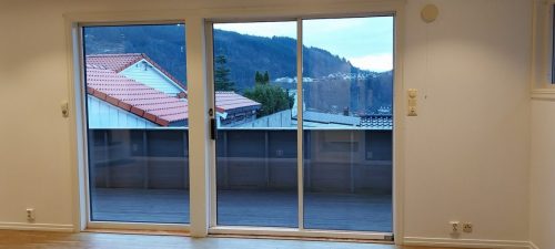 Utleie leilighet Solåsen 41 - sør. Utsikt fra stue ut på altan